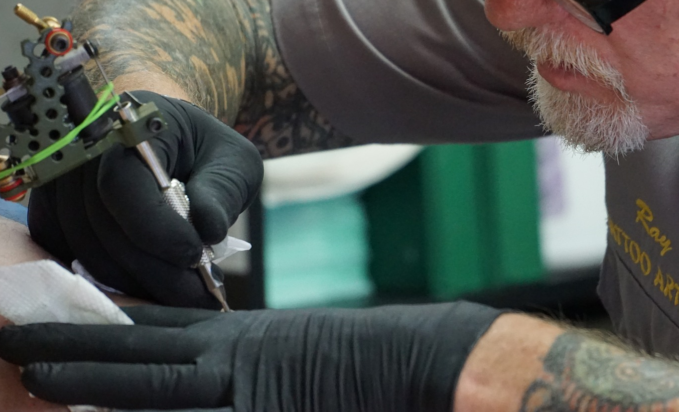 association-tatouage-partage-aiguilles-allergies